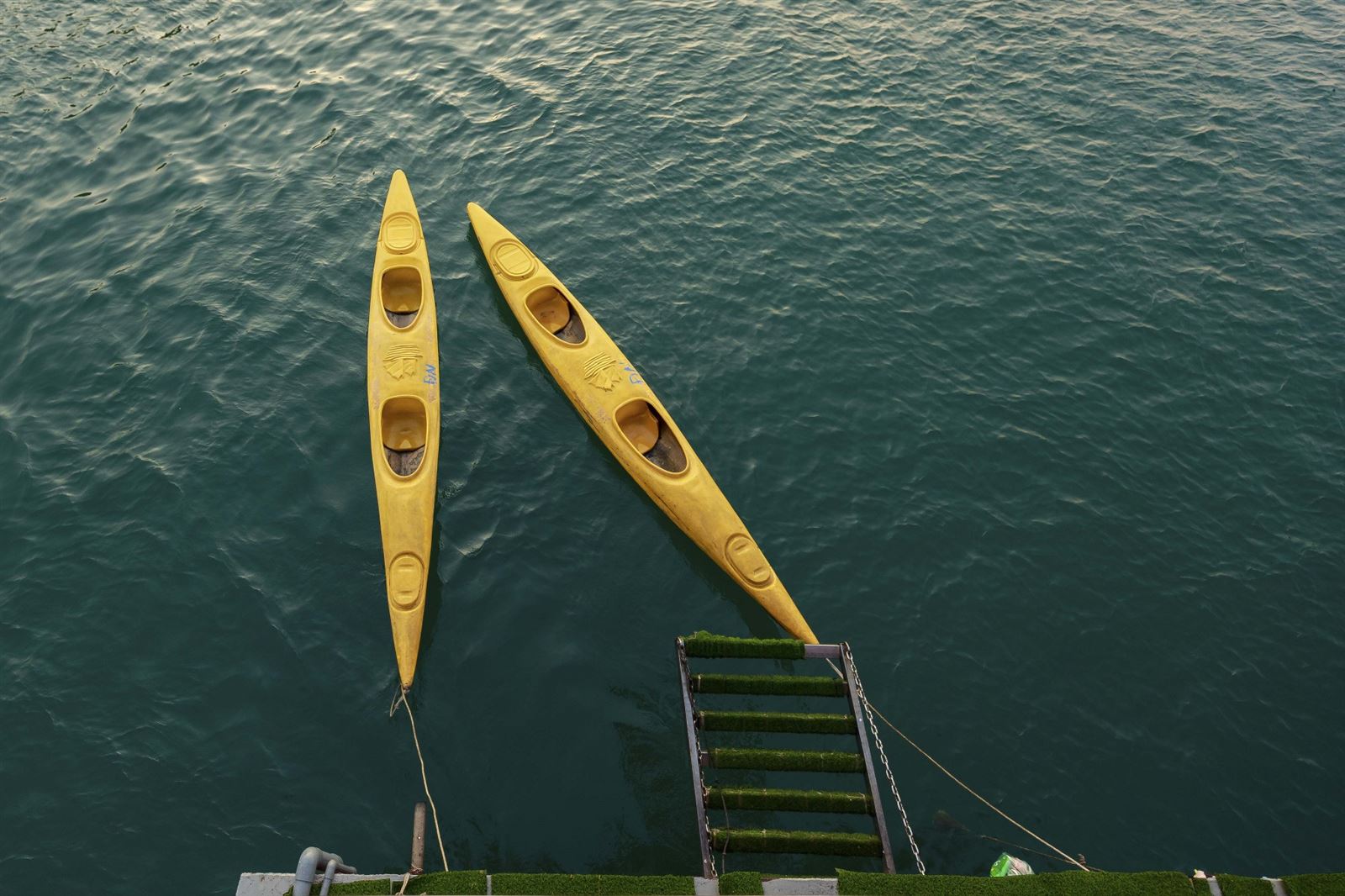 kayak follow sleeping boat