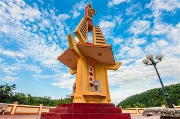 Sightseeing Monument to Heroes and Martyrs of Ngoc Mountain