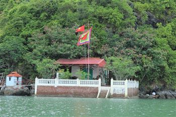 Temple of Vua Ba Lang Ha, Lan Ha Bay