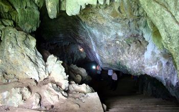 Hoa Cuong cave