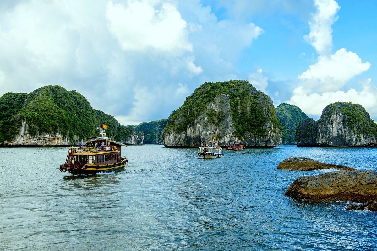 Lan Hạ Bay boating
