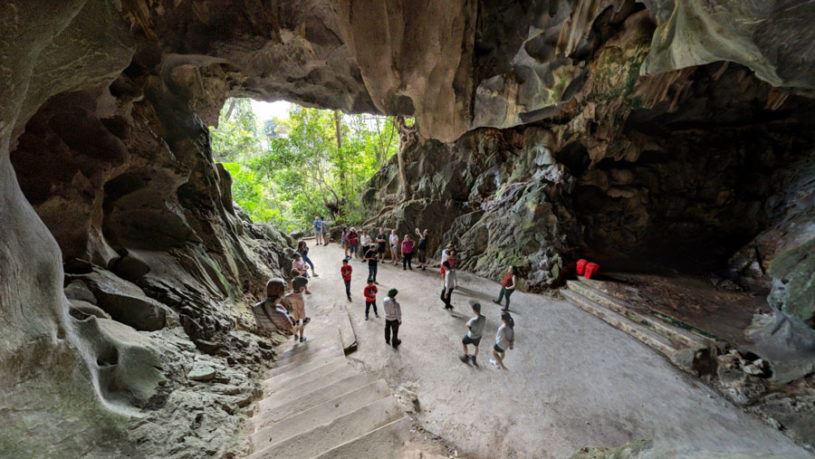 Trong lòng hang động Trung Trang