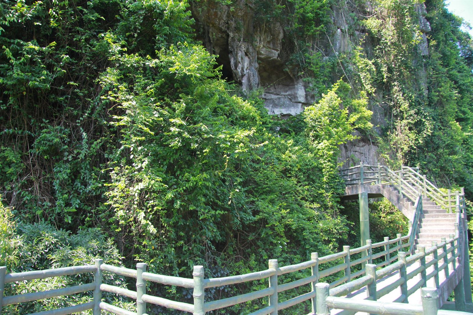 way up to Trung Trang cave