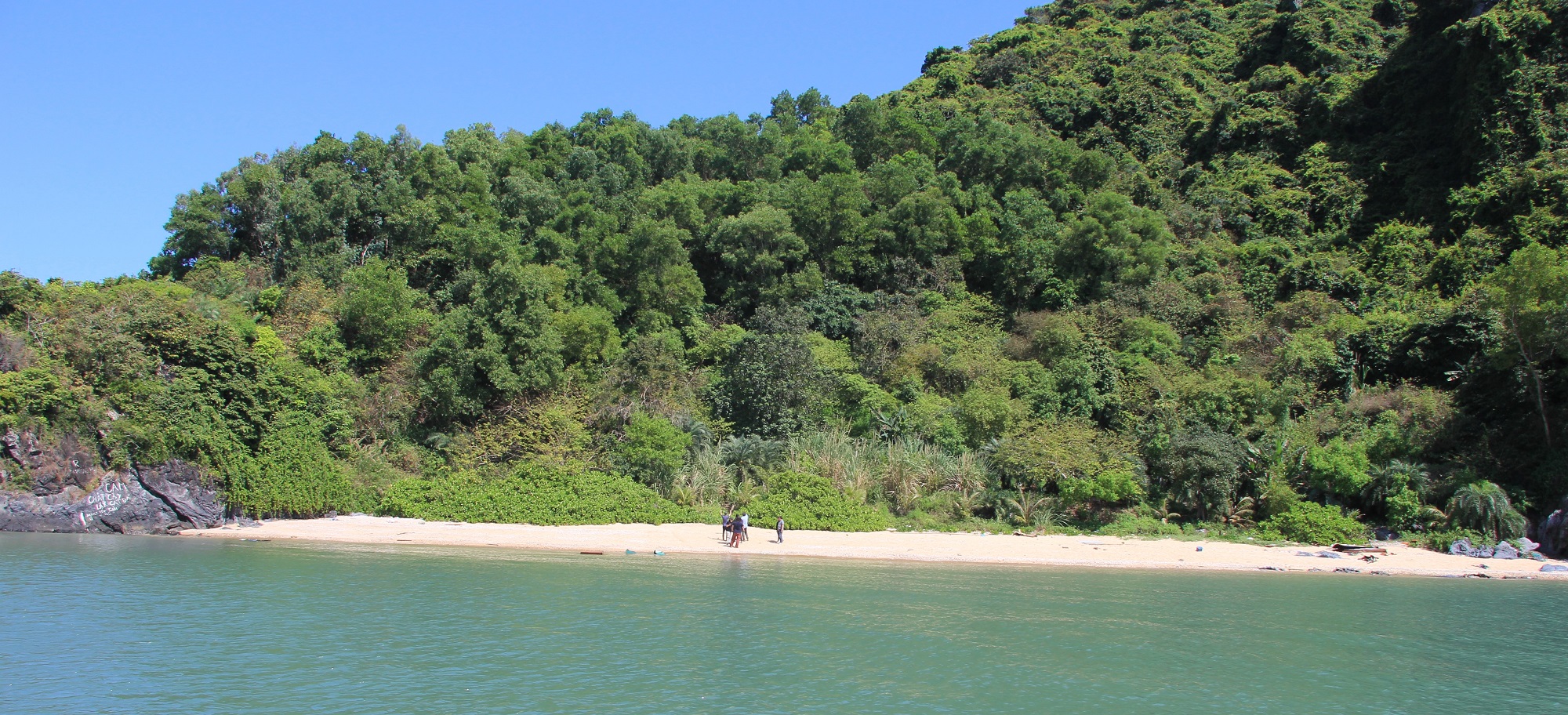 Wild beach on Lan Ha Bay